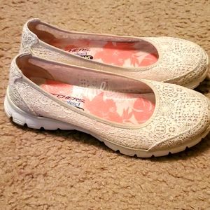 Skechers cream color lace shoes